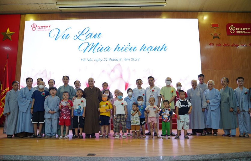 chu-tang-chua-bang-ha-noi-gap-go-chia-se-dong-vien-tinh-than-benh-nhan-vien-huyet-hoc-truyen-mau-trung-uong-nhan-mua-vu-lan