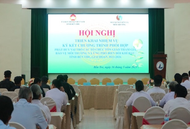 cac-to-chuc-ton-giao-tinh-ben-tre-tham-gia-ky-ket-chuong-trinh-phoi-hop-bao-ve-moi-truong-va-ung-pho-voi-bien-doi-khi-hau