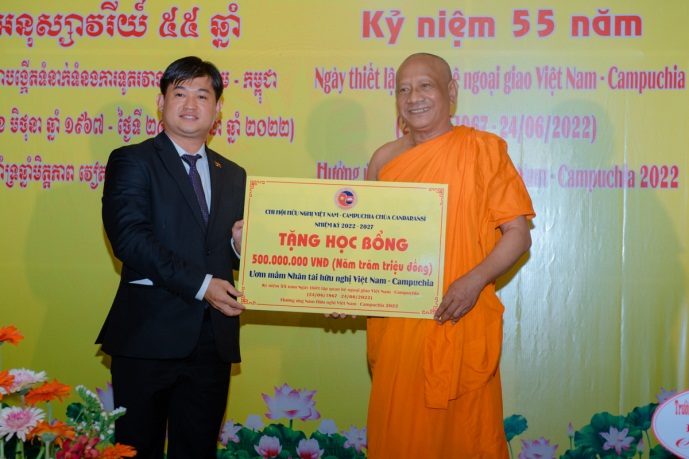 trao-hoc-bong-ho-tro-sinh-vien-campuchia-tai-tp-hcm-nhan-dip-ky-niem-55-nam-ngay-thiet-lap-quan-he-ngoai-giao-hai-nuoc