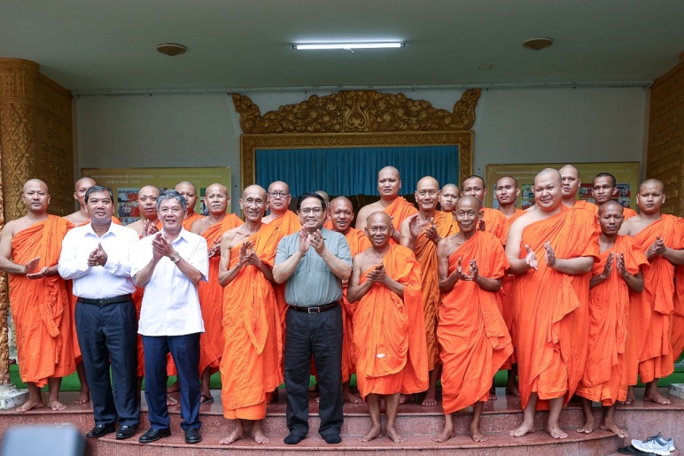 thu-tuong-chinh-phu-pham-minh-chinh-tham-chuc-mung-hoi-doan-ket-su-sai-yeu-nuoc-tinh-tra-vinh-nhan-dip-le-sene-dolta