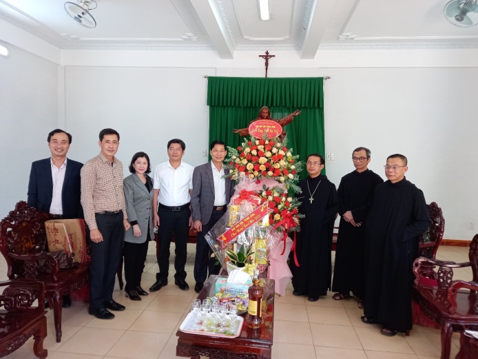 lanh-dao-ban-dan-van-trung-uong-tham-chuc-mung-nam-moi-dan-vien-thien-an-hue