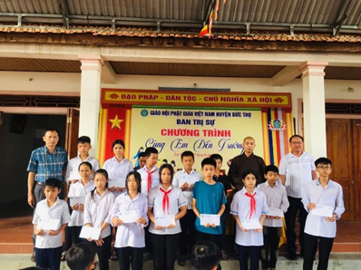 phat-giao-tinh-ha-tinh-thuc-hien-chuong-trinh-cung-em-den-truong