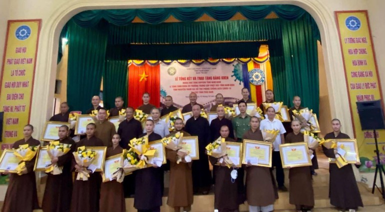 nam-dinh-trao-bang-khen-den-20-chuc-sac-hoan-thanh-nhiem-vu-tu-tuyen-dau-chong-dich