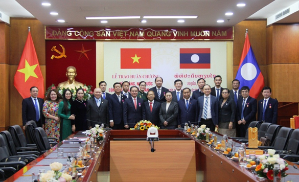 lanh-dao-bo-noi-vu-ban-ton-giao-chinh-phu-nhan-huan-chuong-huy-chuong-cua-dang-nha-nuoc-cong-hoa-dan-chu-nhan-dan-lao