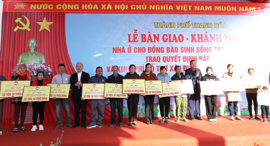 caritas-thanh-hoa-ung-ho-hon-07-ty-dong-cho-cuoc-van-dong-ho-tro-xay-dung-nha-o-cho-dong-bao-sinh-song-tren-song