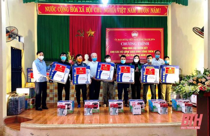 thanh-hoa-trao-nha-dai-doan-ket-cho-giao-dan-sinh-song-tai-giao-xu-yen-khanh