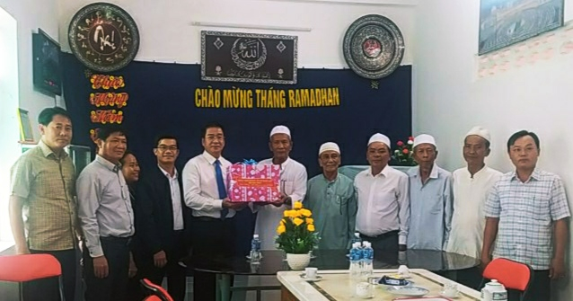lanh-dao-tinh-ninh-thuan-tham-chuc-mung-tet-ramuwan-nam-2023