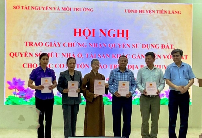 trao-giay-chung-nhan-quyen-su-dung-dat-cho-cac-co-so-ton-giao-tren-dia-ban-huyen-tien-lang-tp-hai-phong