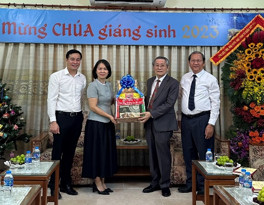 doan-ban-ton-giao-chinh-phu-tham-chuc-mung-to-chuc-chuc-sac-chuc-viec-dao-tin-lanh-nhan-dip-le-giang-sinh-nam-2023