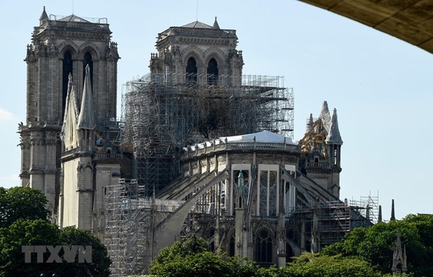 phap-phat-lo-mo-co-tu-the-ky-14-ben-duoi-nha-tho-duc-ba-paris