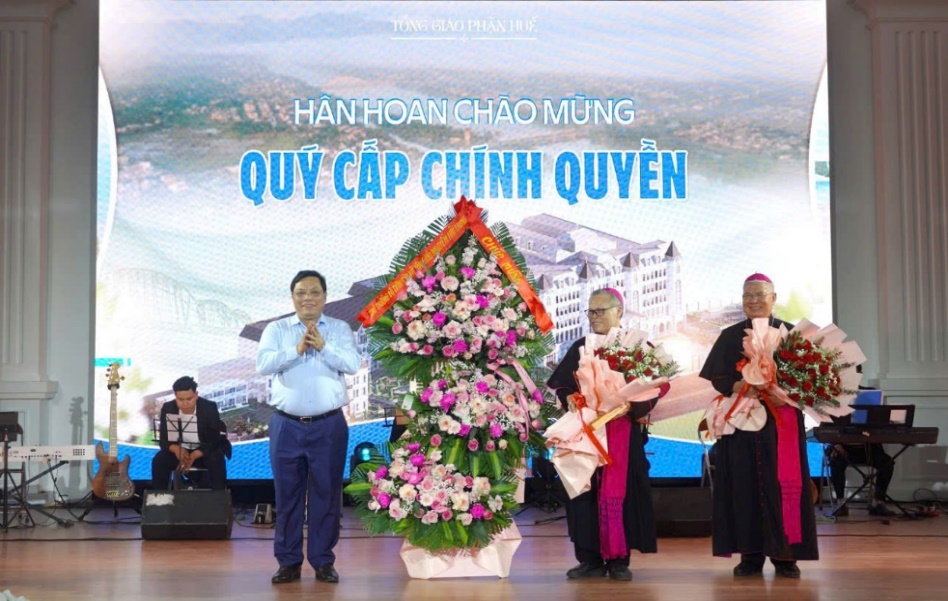 thu-truong-bo-dan-toc-va-ton-giao-nguyen-hai-trung-tham-chuc-mung-le-khanh-thanh-toa-tong-giam-muc-va-trung-tam-muc-vu-tong-giao-phan-hue