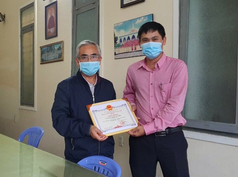 bao-loc-lam-dong-khen-thuong-cac-chuc-sac-ton-giao-co-nhieu-dong-gop-cho-cong-tac-phong-chong-dich-covid-19