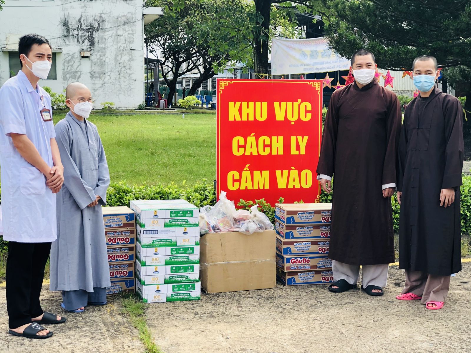 chua-vien-giac-dong-vien-tuyen-dau-chong-dich-va-tang-qua-trung-thu-cho-benh-nhi-f0-tai-dong-nai