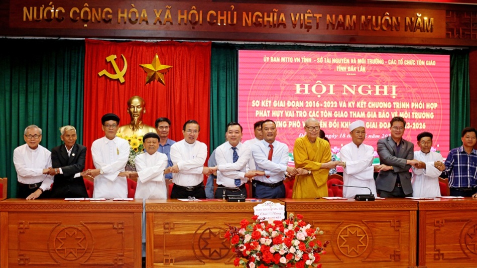 cac-ton-giao-tinh-dak-lak-tham-gia-bao-ve-moi-truong-va-ung-pho-bien-doi-khi-hau