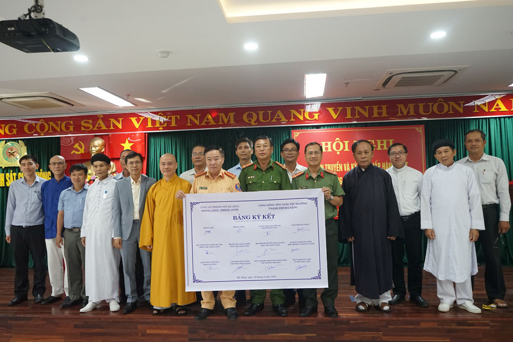 hoi-nghi-tuyen-truyen-va-ky-ket-chap-hanh-luat-giao-thong-duong-bo-voi-cong-dong-ton-giao-tren-dia-ban-thanh-pho-da-nang