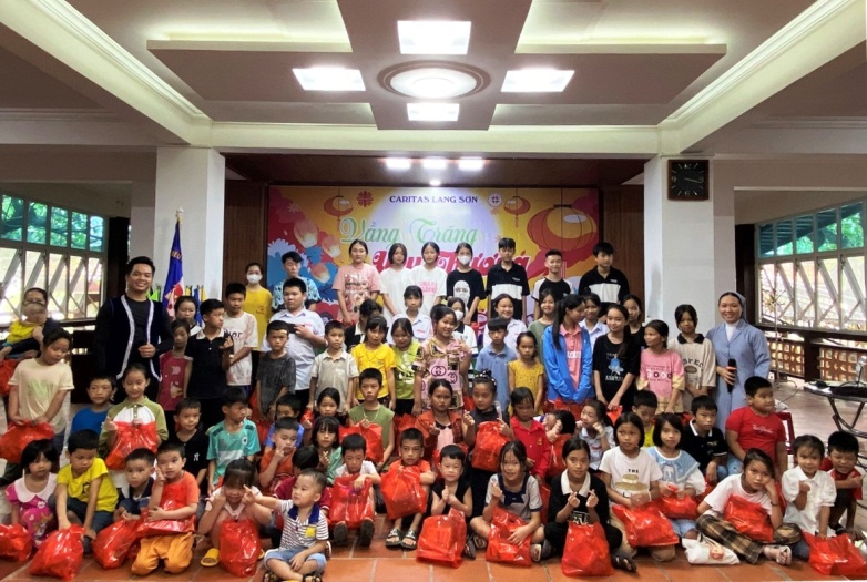 cac-nhom-thien-nguyen-cong-giao-dem-niem-vui-trung-thu-den-voi-tre-em-khuyet-tat