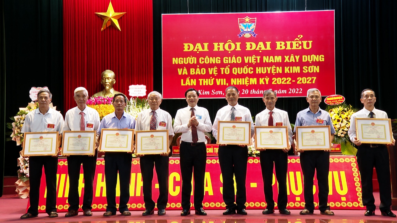 dong-bao-cong-giao-huyen-kim-son-tinh-ninh-binh-thi-dua-yeu-nuoc-tich-cuc-hoc-tap-va-lam-theo-tu-tuong-dao-duc-ho-chi-minh