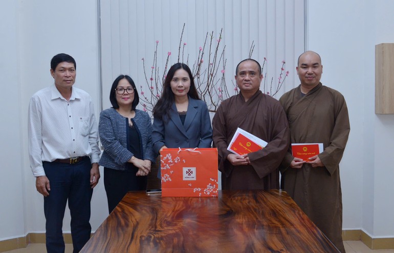 pho-truong-ban-ban-ton-giao-chinh-phu-tran-thi-minh-nga-tham-chuc-tet-bao-giac-ngo