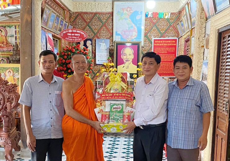 ban-ton-giao-an-giang-tham-chuc-mung-le-sen-don-ta