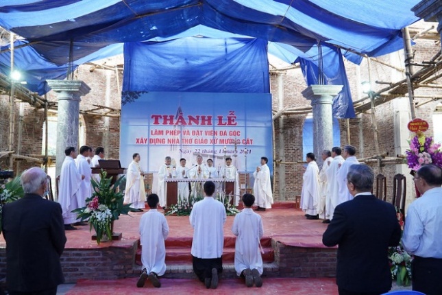 giao-xu-muong-cat-huyen-lac-son-tinh-hoa-binh-to-chuc-thanh-le-dat-vien-da-goc-xay-dung-nha-tho