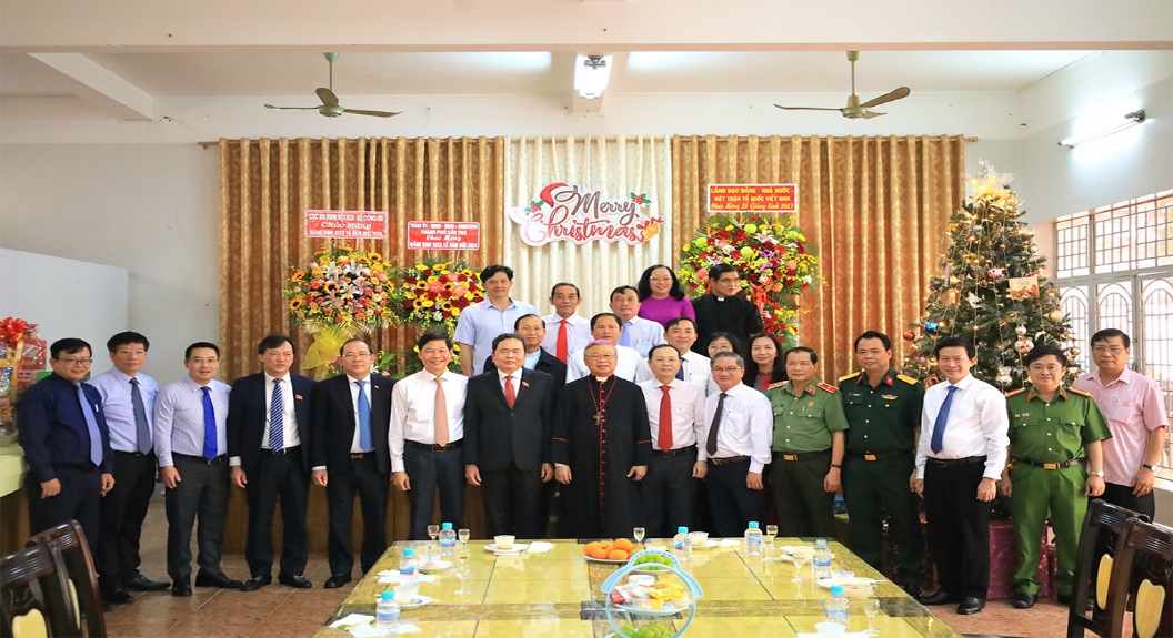pho-truong-ban-ban-ton-giao-chinh-phu-nguyen-anh-chuc-tham-gia-doan-do-pho-chu-tich-thuong-truc-quoc-hoi-tran-thanh-man-chuc-mung-giang-sinh-tai-can-tho