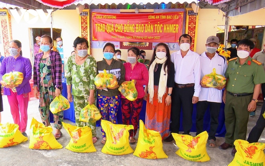 trao-400-phan-qua-ho-tro-ba-con-khmer-bac-lieu-truoc-them-tet-co-truyen-chol-chnam-thmay-2022