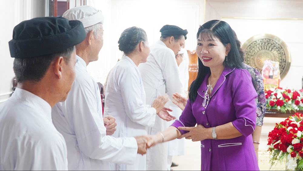 lanh-dao-tinh-uy-an-giang-tiep-khoi-lien-giao-cac-to-chuc-cao-dai-den-chuc-mung