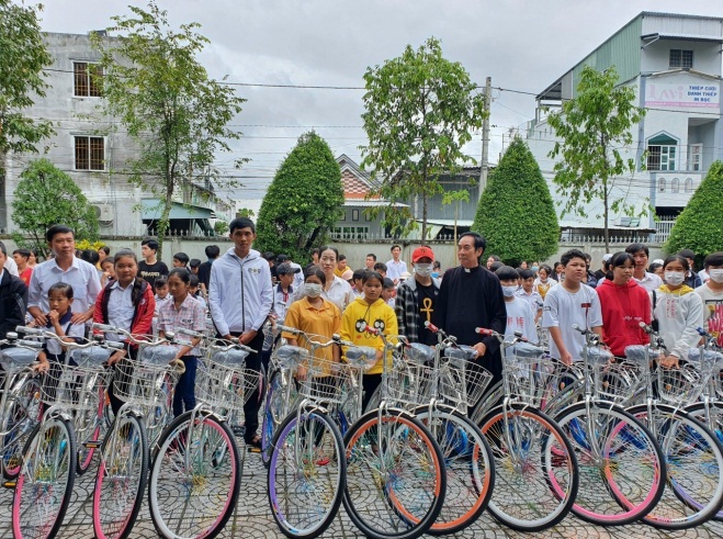 dong-bao-cong-giao-tinh-ca-mau-dong-gop-tren-100-ty-dong-tu-thien-xa-hoi-giai-doan-2017-2022