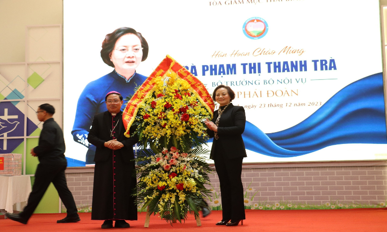 bo-truong-bo-noi-vu-pham-thi-thanh-tra-tham-chuc-mung-cac-chuc-sac-dong-bao-cong-giao-tinh-thai-binh-nhan-dip-le-giang-sinh-2023