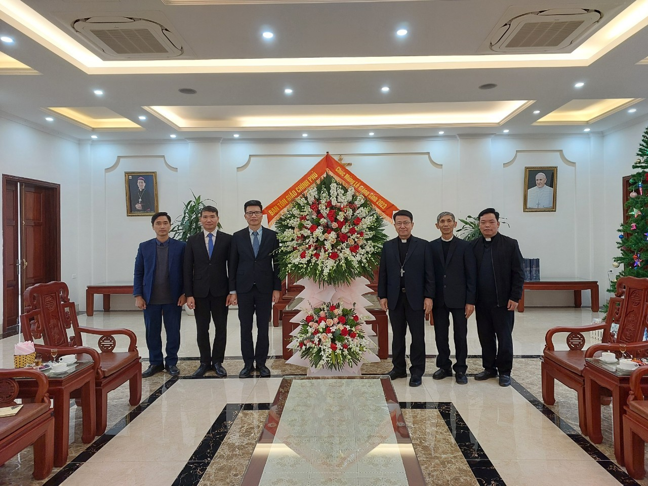 pho-truong-ban-ban-ton-giao-chinh-phu-nguyen-tien-trong-tham-chuc-mung-giang-sinh-2023-tai-giao-phan-phat-diem-va-giao-phan-hung-hoa