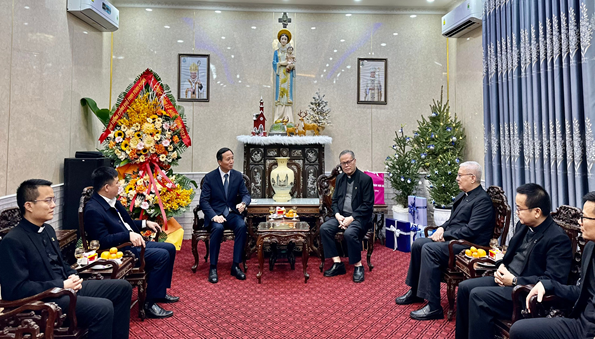 truong-ban-ton-giao-chinh-phu-vu-hoai-bac-tham-chuc-mung-giang-sinh-nam-2023-tai-toa-tong-giam-muc-tong-giao-phan-hue