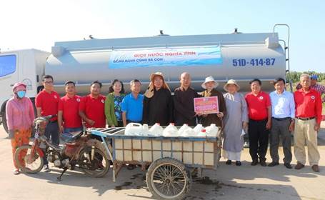 cac-doan-tu-thien-phat-giao-ho-tro-nuoc-ngot-den-voi-nguoi-dan-gap-han-man-o-02-tinh-long-an-va-tien-giang