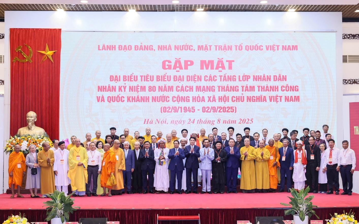 lanh-dao-dang-nha-nuoc-gap-mat-300-dai-bieu-tieu-bieu-dai-dien-cac-tang-lop-nhan-dan