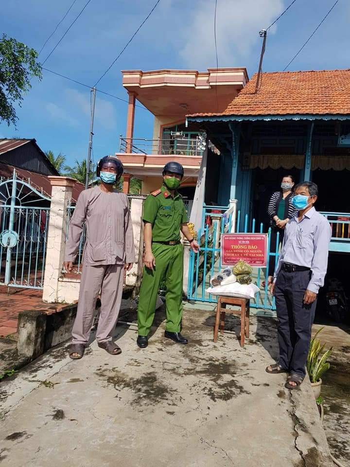 ban-tri-su-giao-hoi-phat-giao-hoa-hao-xa-tan-hoa-va-thi-tran-cho-vam-huyen-phu-tan-trao-qua-cho-ba-con-anh-huong-boi-dich-covid-19