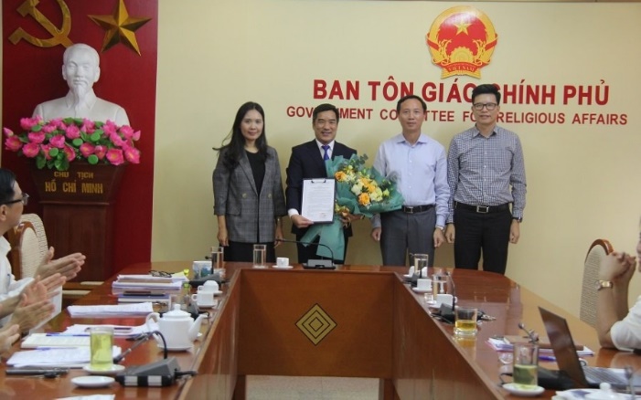 trao-quyet-dinh-ve-viec-dieu-dong-va-bo-nhiem-chuc-vu-chanh-van-phong-doi-voi-ong-nguyen-phuc-nguyen