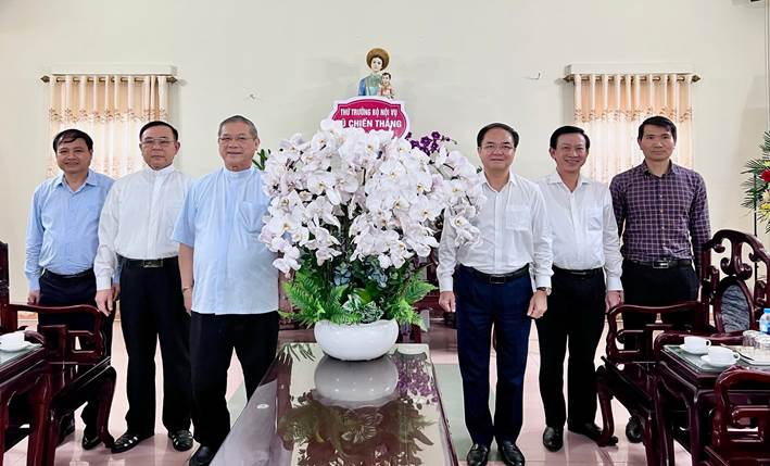 thu-truong-bo-noi-vu-vu-chien-thang-tham-chuc-mung-toa-giam-muc-giao-phan-bui-chu-nhan-dip-le-phuc-sinh-nam-2024
