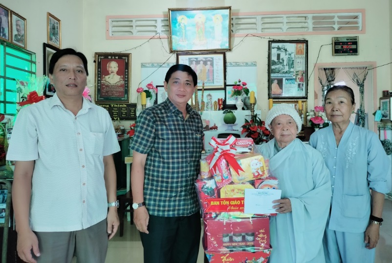 ban-ton-giao-tinh-an-giang-tham-tang-qua-ni-truong-thich-nu-dieu-thong-nhan-ky-niem-ngay-thuong-binh-liet-sy-277