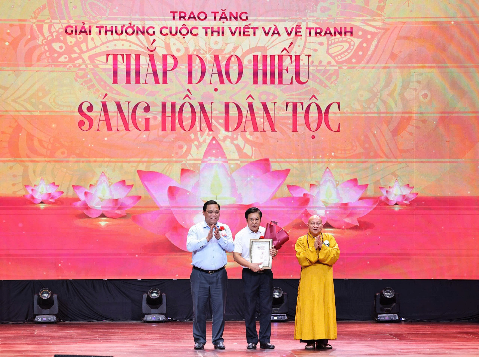 thu-truong-bo-dan-toc-va-ton-giao-nguyen-hai-trung-tham-du-chuong-trinh-nghe-thuat-vu-lan-dao-hieu-va-dan-toc-nam-2025