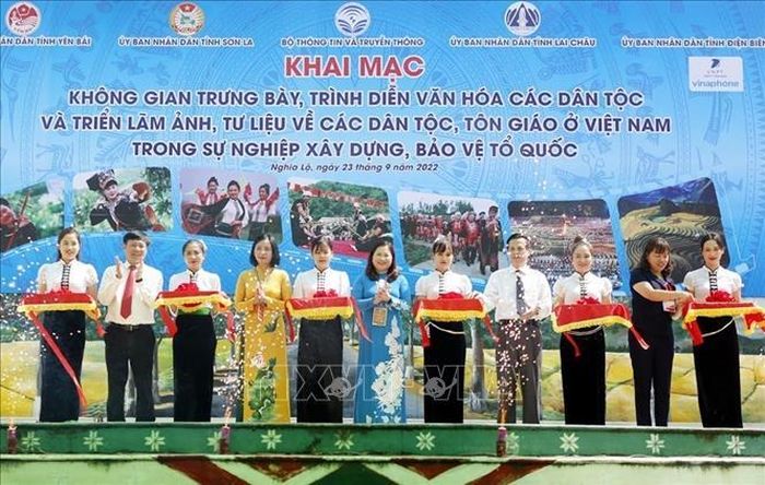 trung-bay-trinh-dien-van-hoa-cac-dan-toc-va-trien-lam-anh-tu-lieu-ve-cac-dan-toc-ton-giao