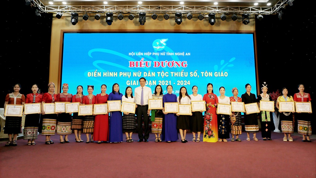 tinh-nghe-an-bieu-duong-80-phu-nu-dan-toc-thieu-so-ton-giao-tieu-bieu
