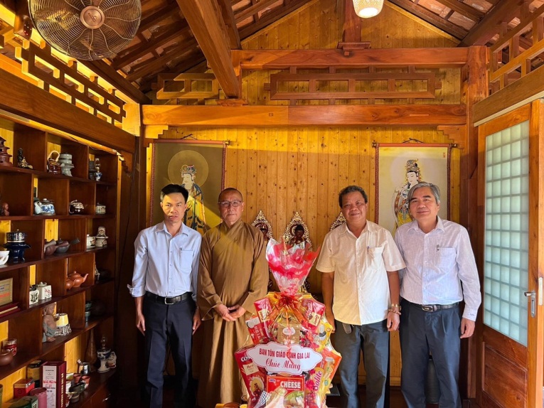 ban-ton-giao-tinh-gia-lai-tham-chuc-mung-cac-chuc-sac-phat-giao-duoc-tan-phong-giao-pham