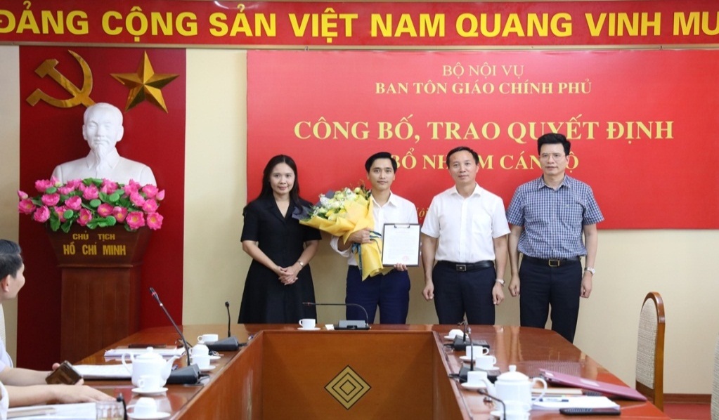 truong-ban-ton-giao-chinh-phu-vu-hoai-bac-trao-quyet-dinh-bo-nhiem-pho-truong-phong-cong-giao