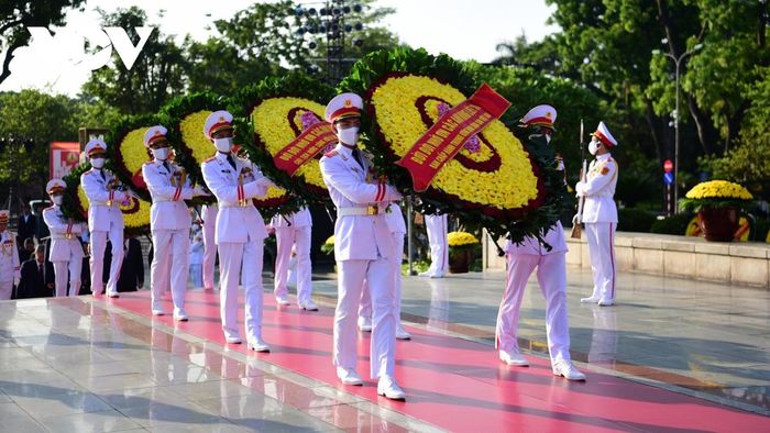 lanh-dao-dang-nha-nuoc-tuong-niem-anh-hung-liet-si-vieng-chu-tich-ho-chi-minh