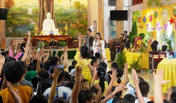ban-tu-thien-xa-hoi-phat-giao-thanh-pho-ho-chi-minh-cham-lo-tet-trung-thu-cho-tre-em-ngheo-tai-tinh-quang-binh-va-lao