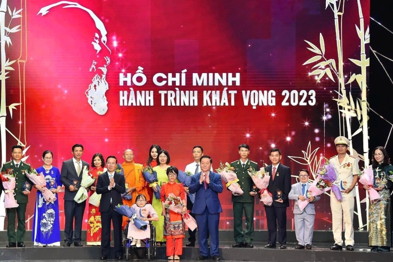 hoa-thuong-ly-long-cong-danh-hoc-tap-lam-theo-bac-bang-nhung-viec-lam-vi-loi-ich-cong-dong
