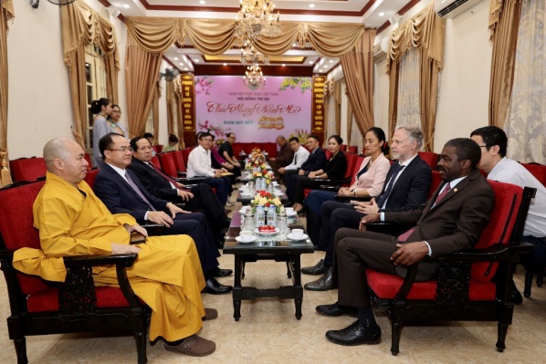 thu-truong-bo-noi-vu-vu-chien-thang-du-le-khai-mac-trien-lam-nghe-thuat-sen-viet-2023-ve-dep-thuan-khiet-tai-chua-quan-su