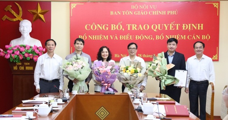 ban-ton-giao-chinh-phu-cong-bo-trao-quyet-dinh-bo-nhiem-va-dieu-dong-bo-nhiem-can-bo