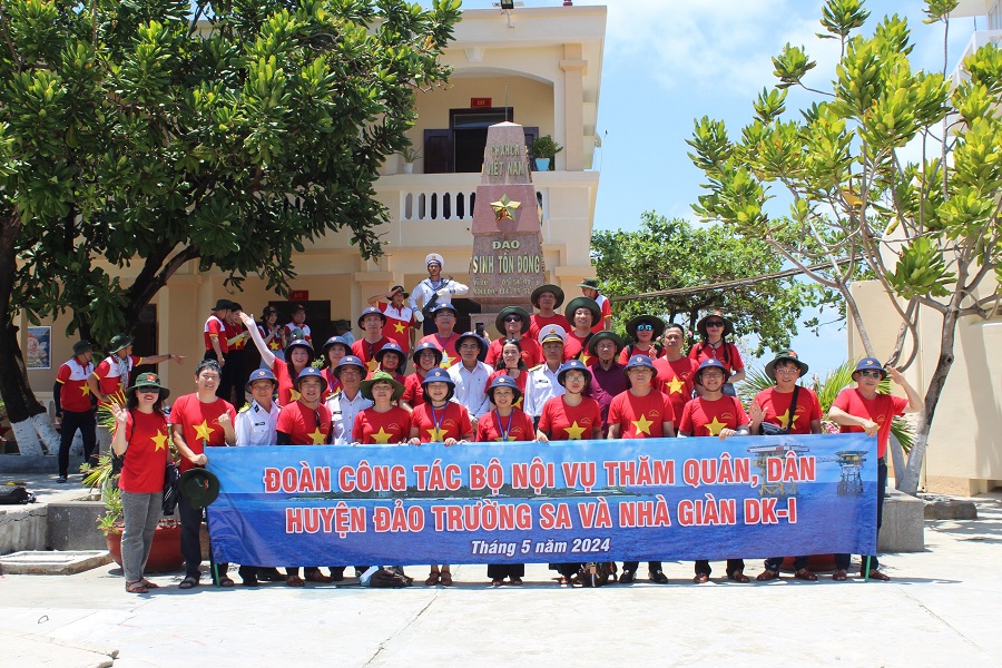 doan-cong-tac-bo-noi-vu-tham-quan-dan-huyen-dao-truong-sa-va-nha-dan-dk1