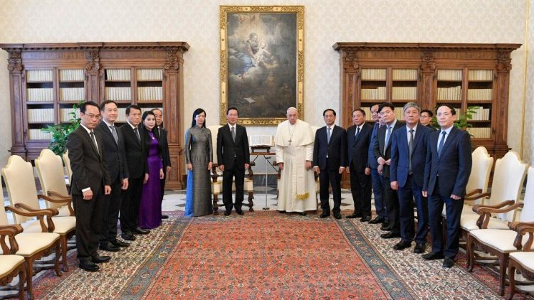 doan-chu-tich-nuoc-vo-van-thuong-tham-toa-thanh-va-ti-cang