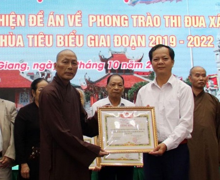 khen-thuong-26-tap-the-ca-nhan-trong-phong-trao-xay-dung-dinh-den-chua-tieu-bieu